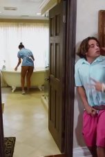 Ibu Tiri Membuatnya Ngentot dengan Penjaga Rumah